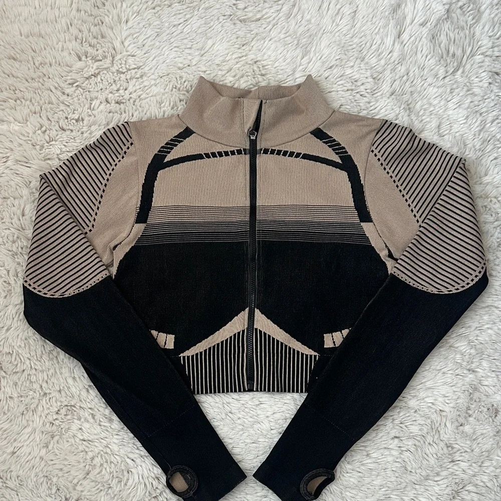 New Mix Women’s L Black and Tan Geometric Y2K stretch Zip up Jacket - Picture 4 of 15